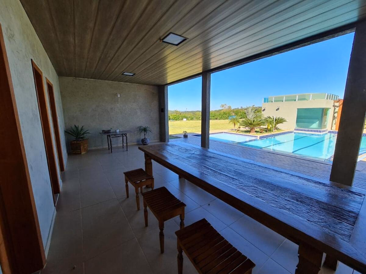 Bancada da área gourmet com vista para a piscina ao entardecer