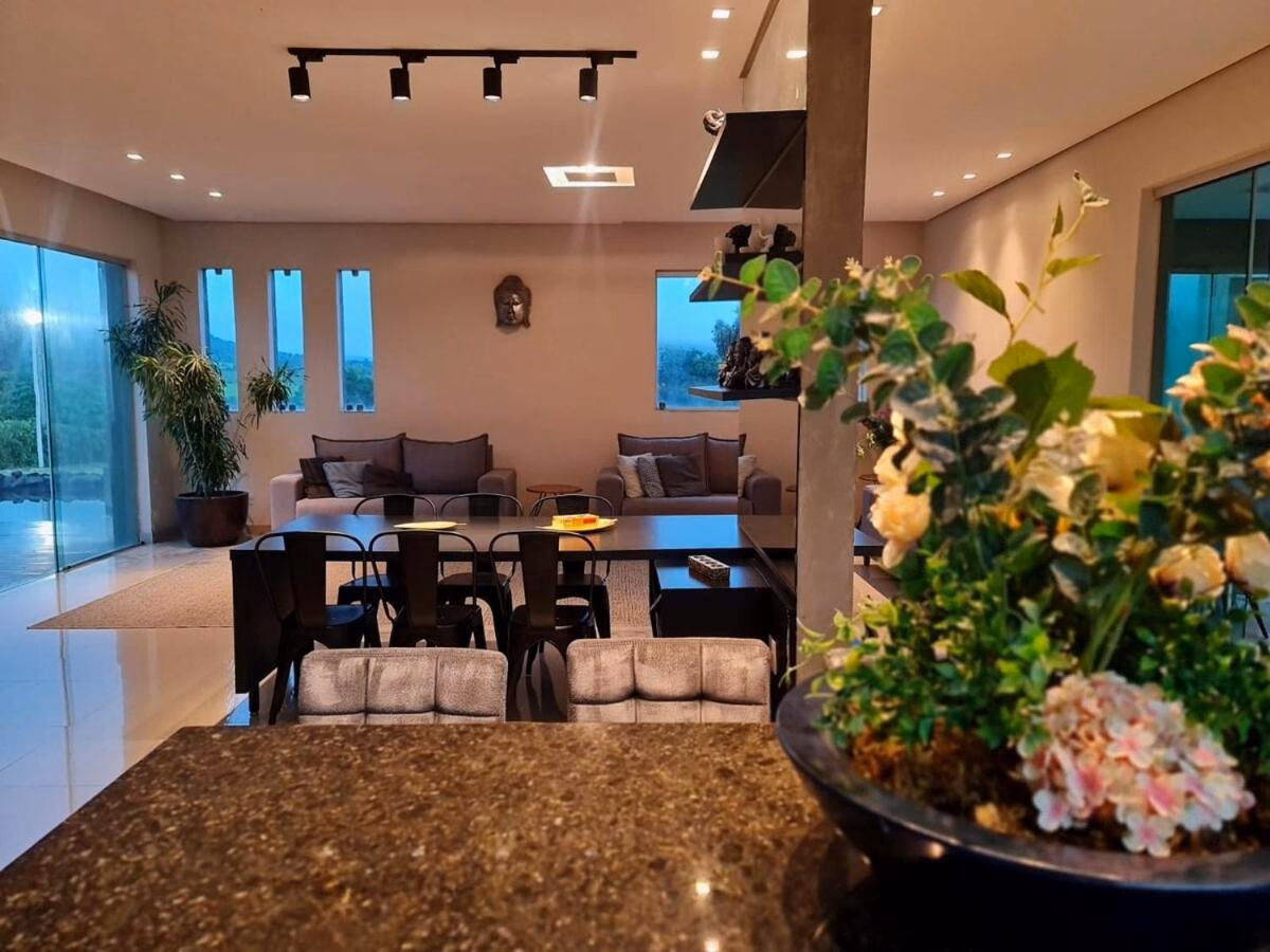 Cozinha integrada à sala de jantar ao entardecer