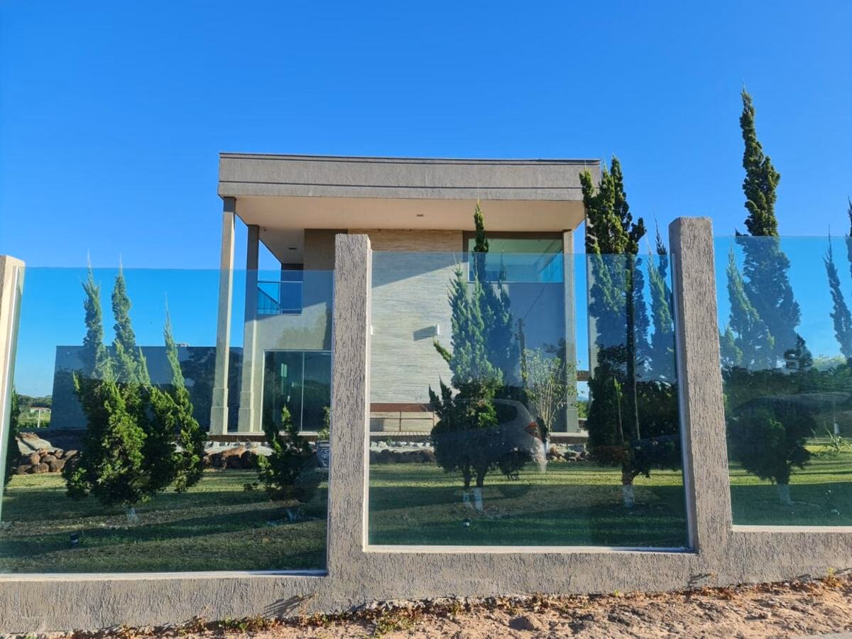 Lago ornamental com borda de pedras naturais junto ao deck de madeira
