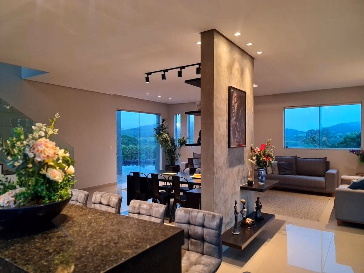 Sala de estar integrada à sala de jantar com vista para o jardim