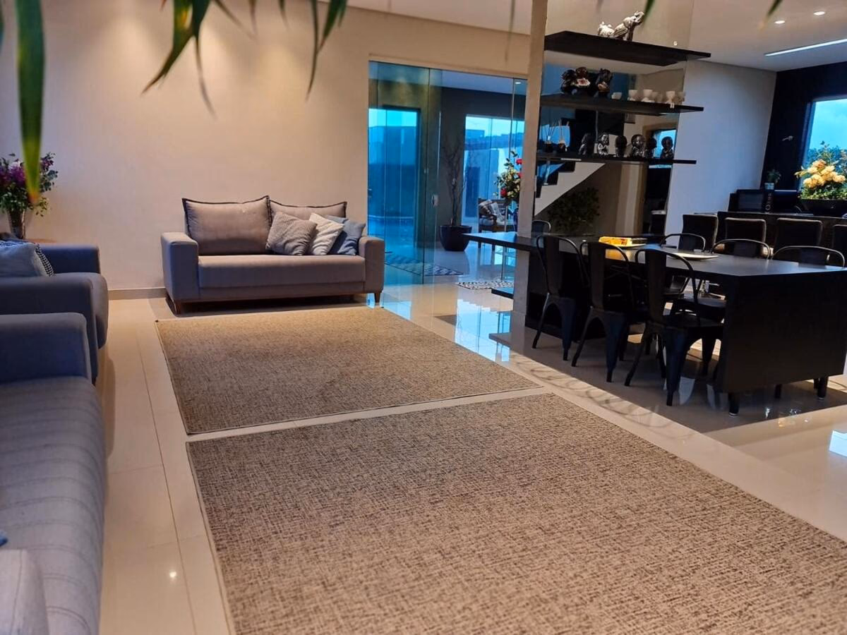 Sala de estar e jantar integradas, iluminação noturna quente