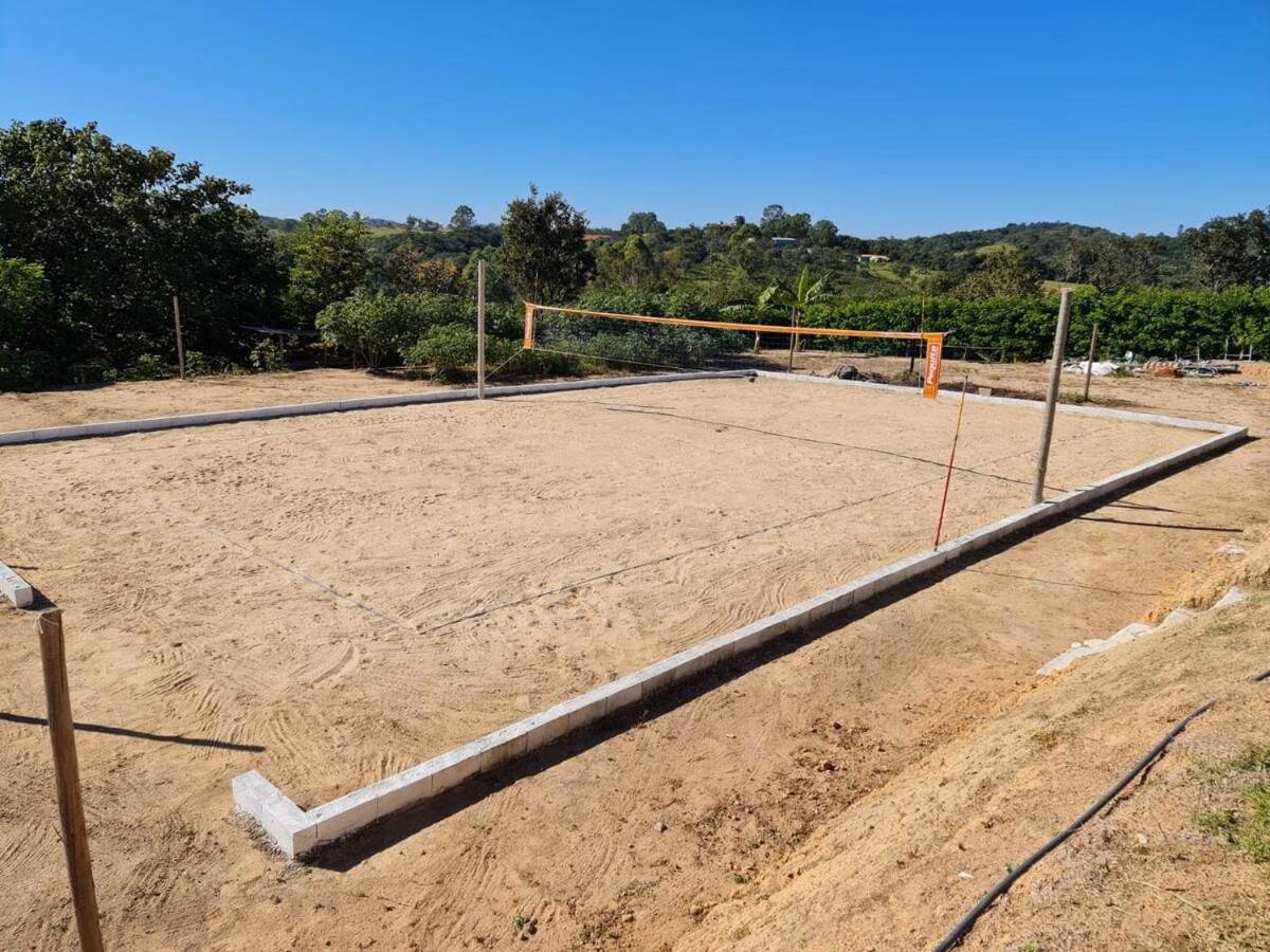 Quadra de areia para vôlei com vista para a serra