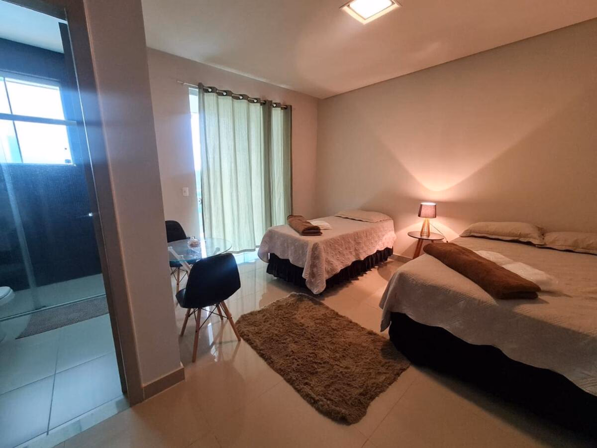 Suíte com acesso direto ao banheiro e tapete felpudo
